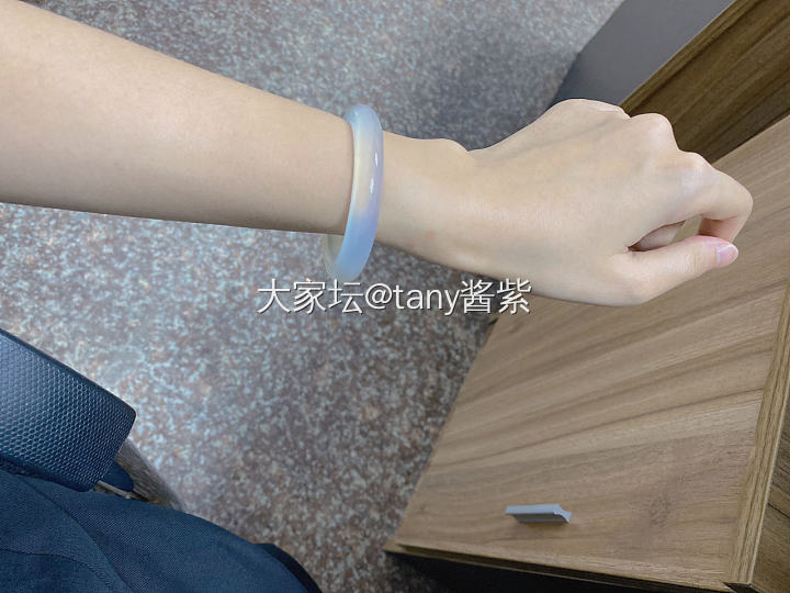 各位亲400收的金丝玉，帮忙瞅瞅值不值好吗🥰_手镯金丝玉