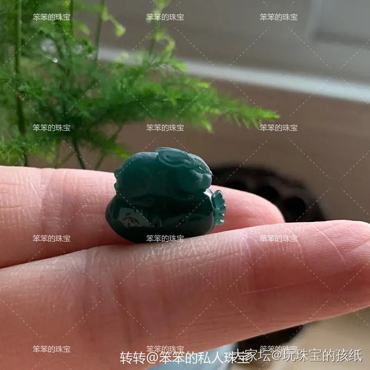 我在[转转]发现一件不错的宝贝，只要1680元：笨笨精品翡翠兔子抱抱胡萝卜雕件