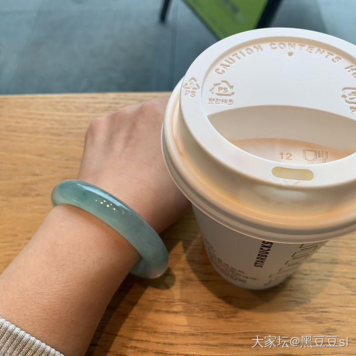蓝色的翡翠手镯到底会不会发灰？_手镯翡翠