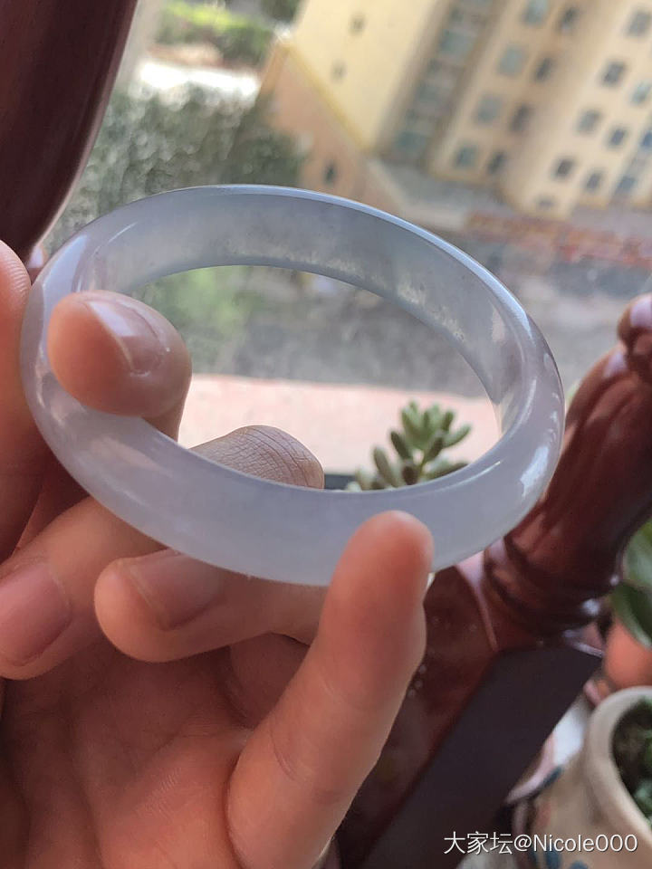 蓝色的翡翠手镯到底会不会发灰？_手镯翡翠