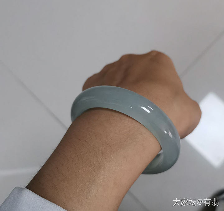 蓝色的翡翠手镯到底会不会发灰？_手镯翡翠