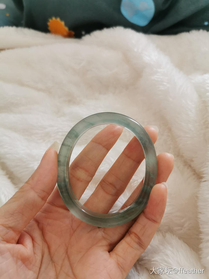 蓝色的翡翠手镯到底会不会发灰？_手镯翡翠