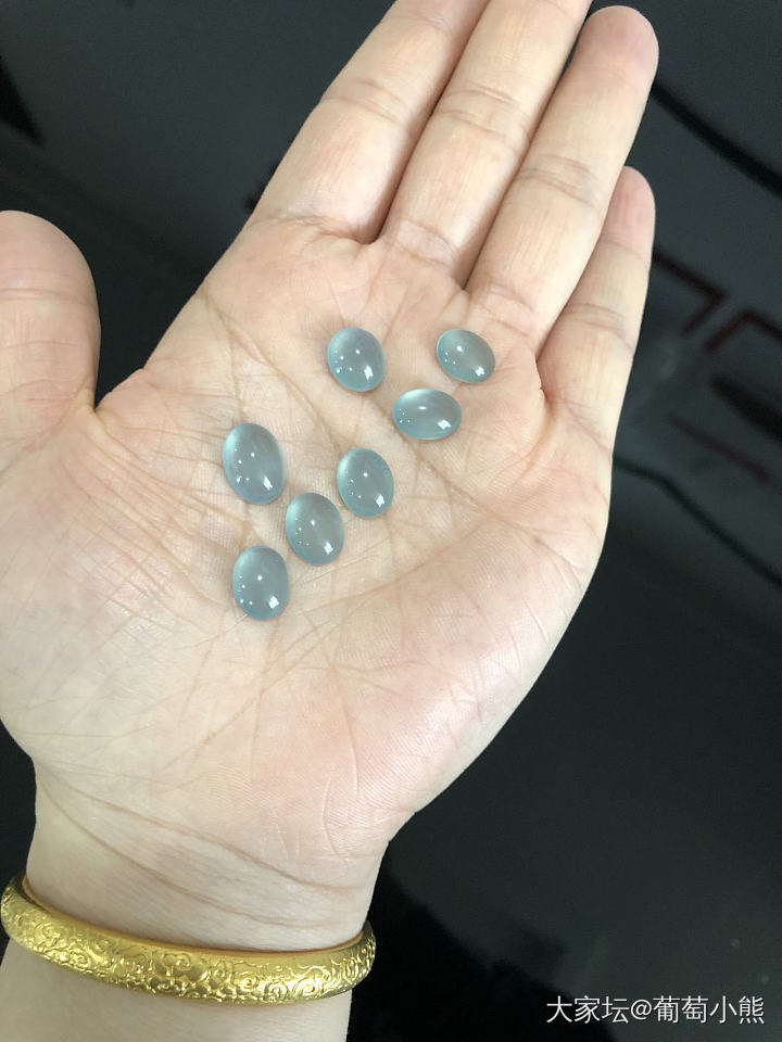 蓝色的翡翠手镯到底会不会发灰？_手镯翡翠