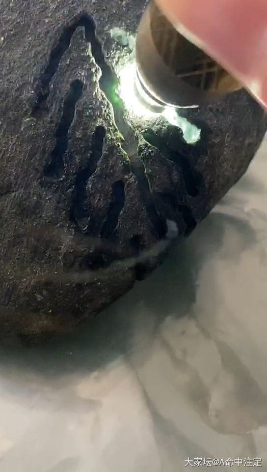 请各位大神帮忙看看这个原石怎么样，有没有出好货的可能？如果有多少钱可以入手？谢谢..._原石