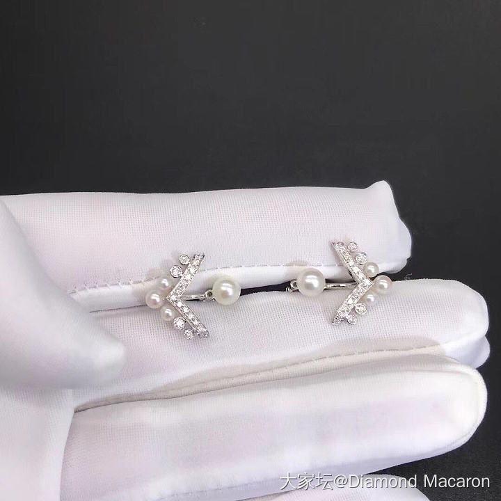 海水珍珠钻石耳钉
1克拉牛头钻戒，F，VS1_钻石
