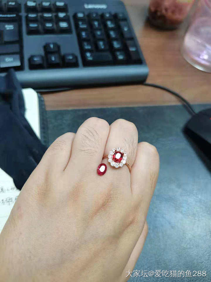 一克拉的PK，主证粉调鸽血和副证亮红鸽血_红宝石名贵宝石
