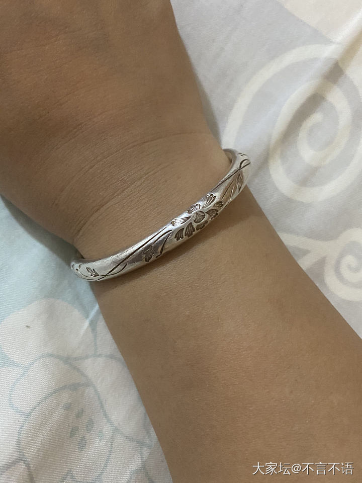 大家都晒晒戴的什么银镯呀？有没有养的很好的？_手镯银