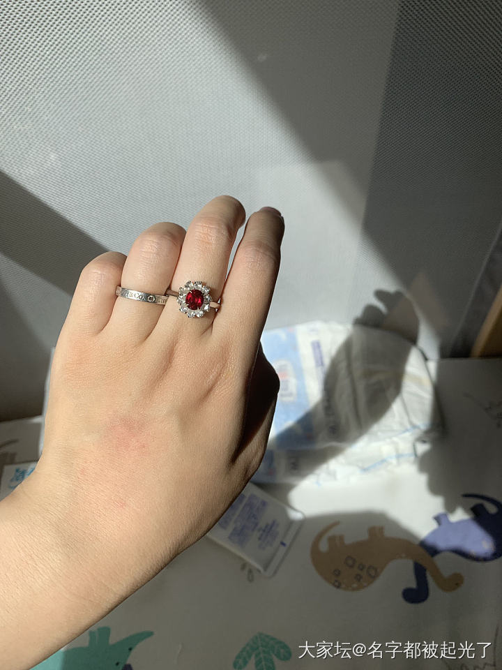 小红宝感觉镶的实在是不咋地 好想从新镶一下 好久没认真看过自己的这些小可爱了_戒指红宝石