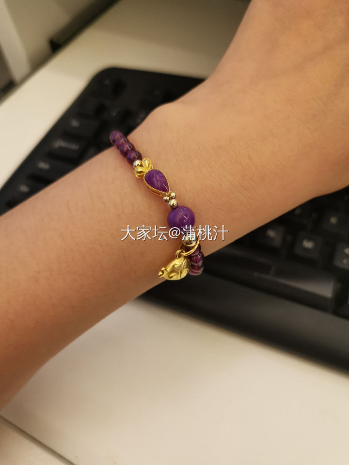 得瑟一下校长家买的瓦西，自己配了一颗翡翠镶嵌。这光泽爱了爱了～
图二是我的石榴石..._福利社搭配石榴石南红