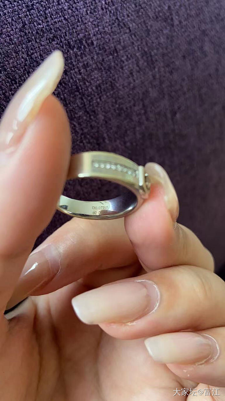 坛友们在家翻出一个很久前买的戒指，不知道现在值多少钱？_戒指钻石