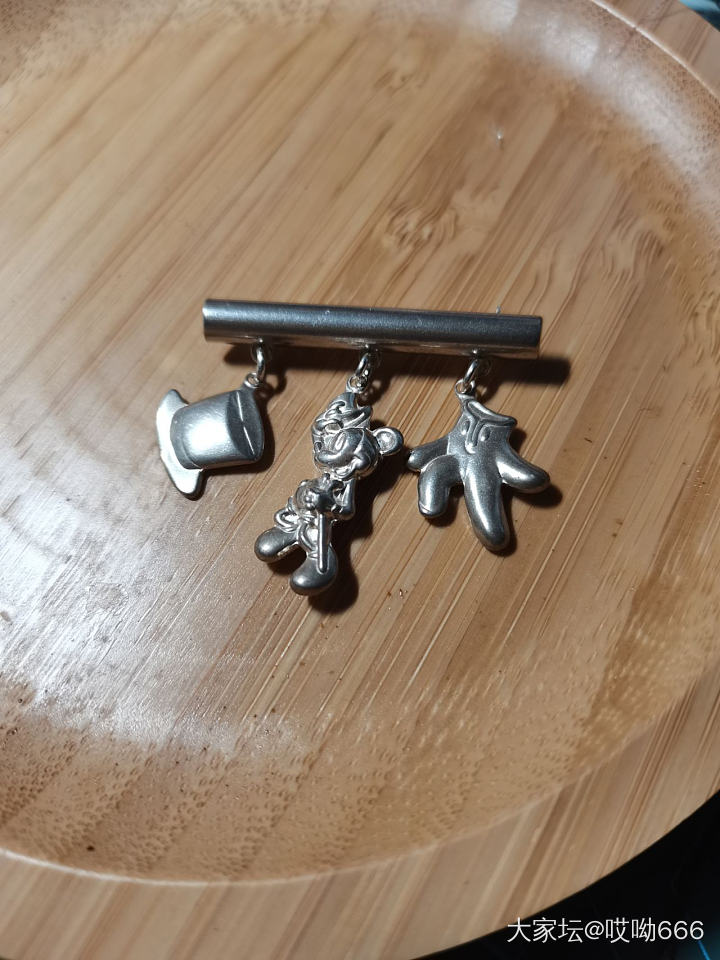 淘到一个小可爱 一个几十年历史的迪士尼925纯银胸针_胸饰银