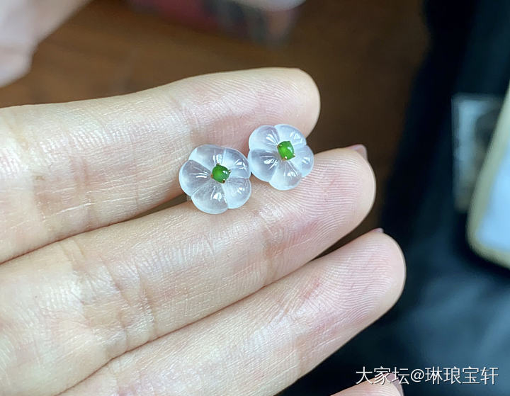 上几件新的18K镶嵌小精品耳钉3位数起_翡翠
