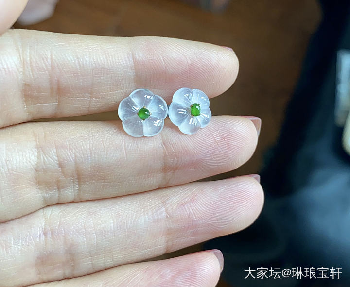 上几件新的18K镶嵌小精品耳钉3位数起_翡翠