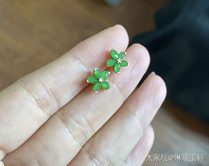 上几件新的18K镶嵌小精品耳钉3位数起_翡翠