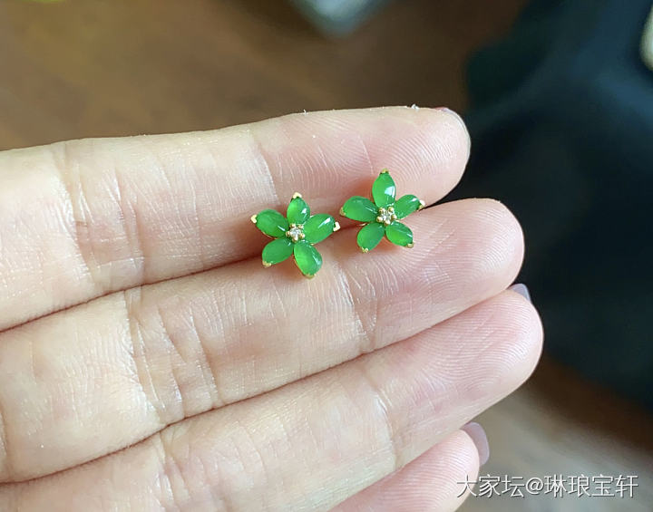上几件新的18K镶嵌小精品耳钉3位数起_翡翠