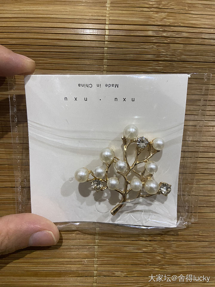 买饰品送的，好奇镶嵌的这是真的淡水珍珠吗🧐_胸饰淡水珍珠
