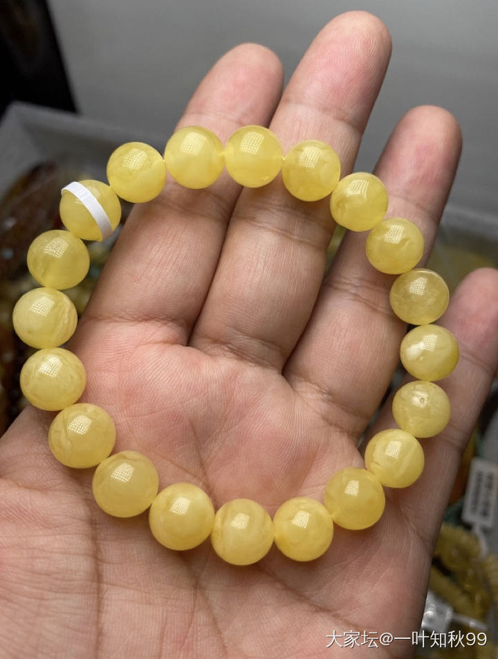 两串蜜蜡，哪串品相好些？_琥珀蜜蜡