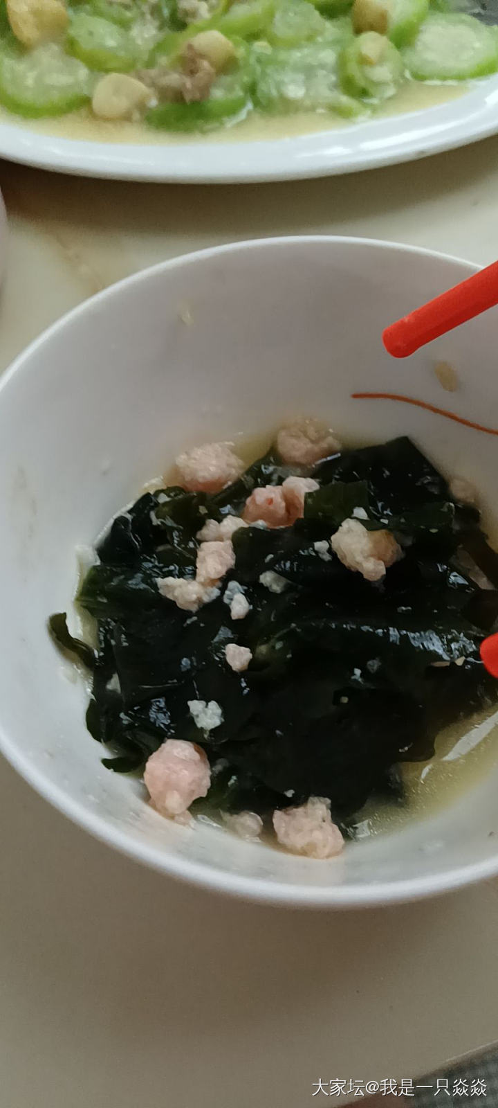 孩子最喜欢的虾滑裙带菜汤。_美食