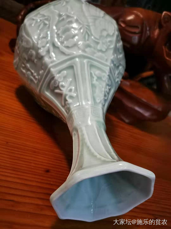 清-乾隆款-景德镇青釉刻花八棱瓶_陶瓷