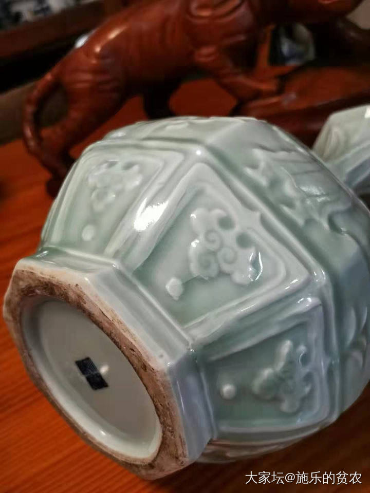 清-乾隆款-景德镇青釉刻花八棱瓶_陶瓷