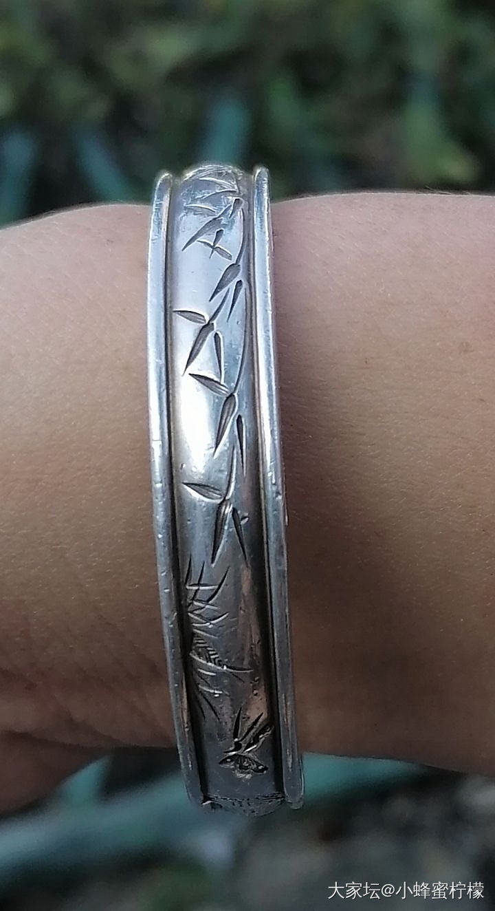 银镯还是戴旧了好看