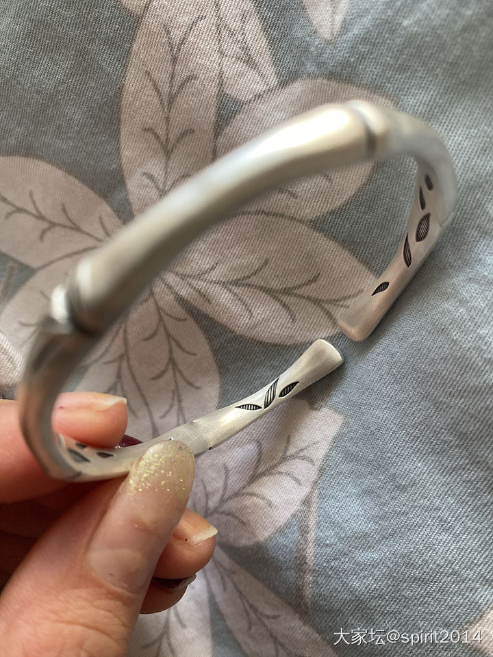 美滋滋的买了一套银饰，结果洗个手戒指掉了😥，在店里没有称银镯重量，回来一称少了1...