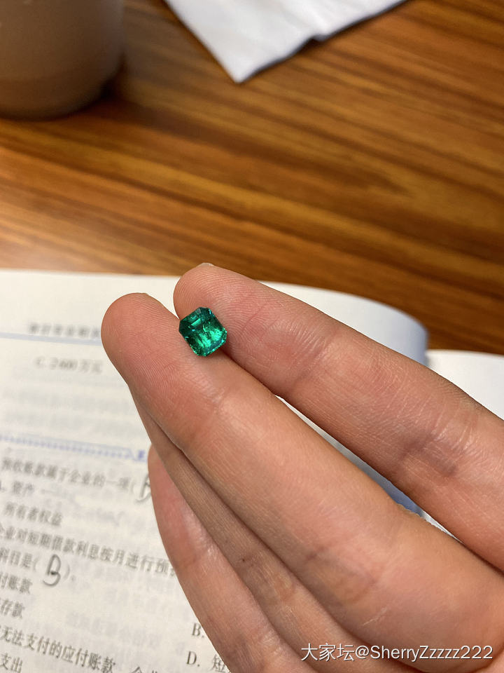小绿眼睛_祖母绿