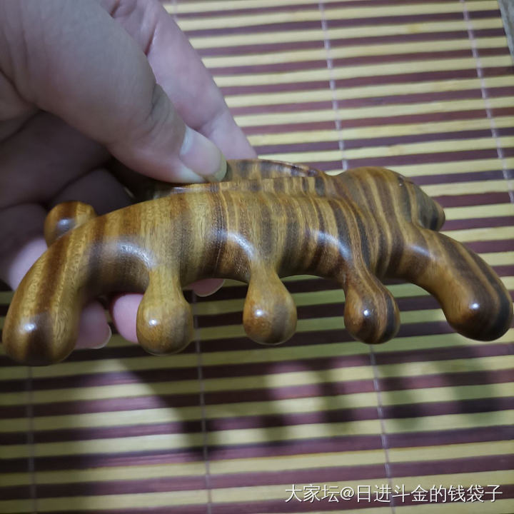 第1次体会到自己油性皮肤的好处，刚到的兔兔梳子好粗糙的感觉(๑•́ ₃•̀๑)_木