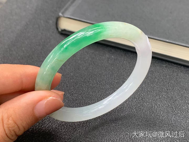 冰种甜阳绿翡翠圆条
尺寸：52.4-7.8_翡翠
