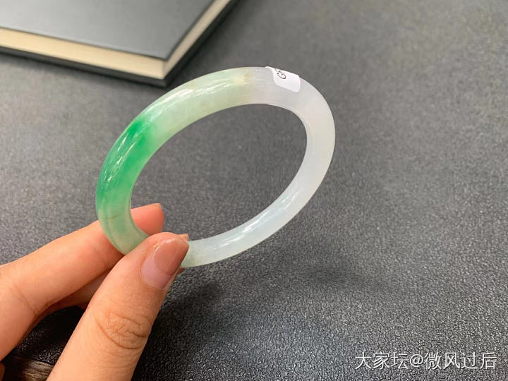 冰种甜阳绿翡翠圆条
尺寸：52.4-7.8_翡翠