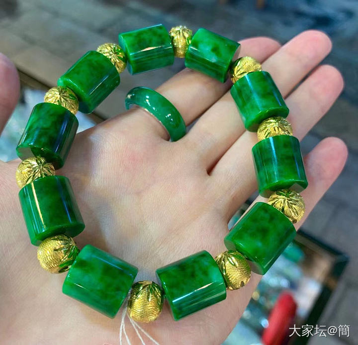 我妈说的，这叫“国王的配饰”._翡翠