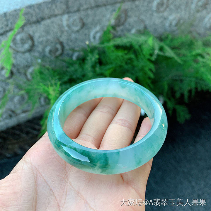 不需要过多装饰，一条美镯足矣！优雅大方，温婉可人，足矣成为人群的焦点✨✨_翡翠