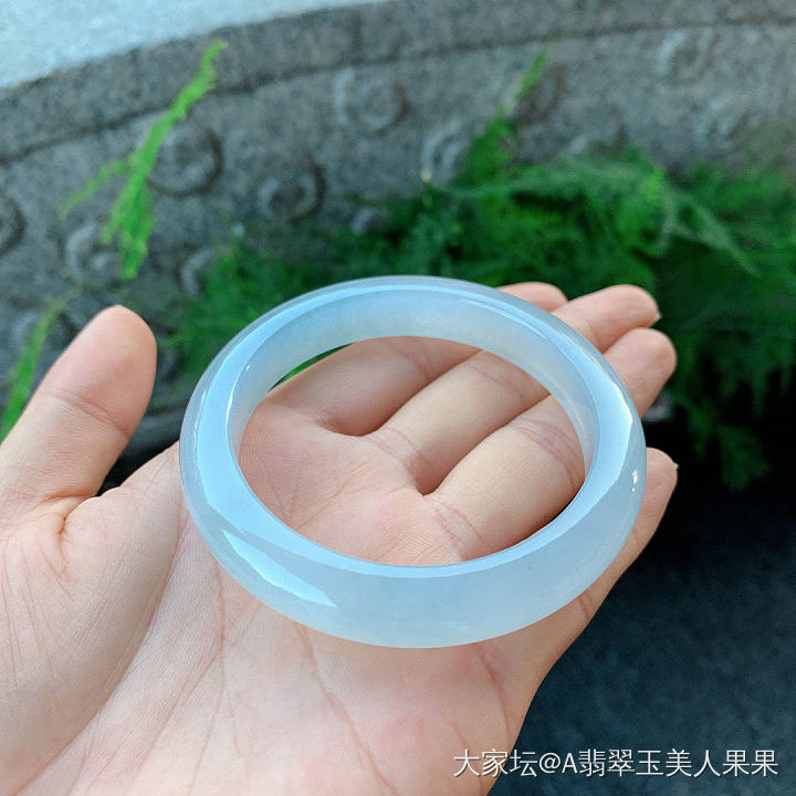 不需要过多装饰，一条美镯足矣！优雅大方，温婉可人，足矣成为人群的焦点✨✨_翡翠