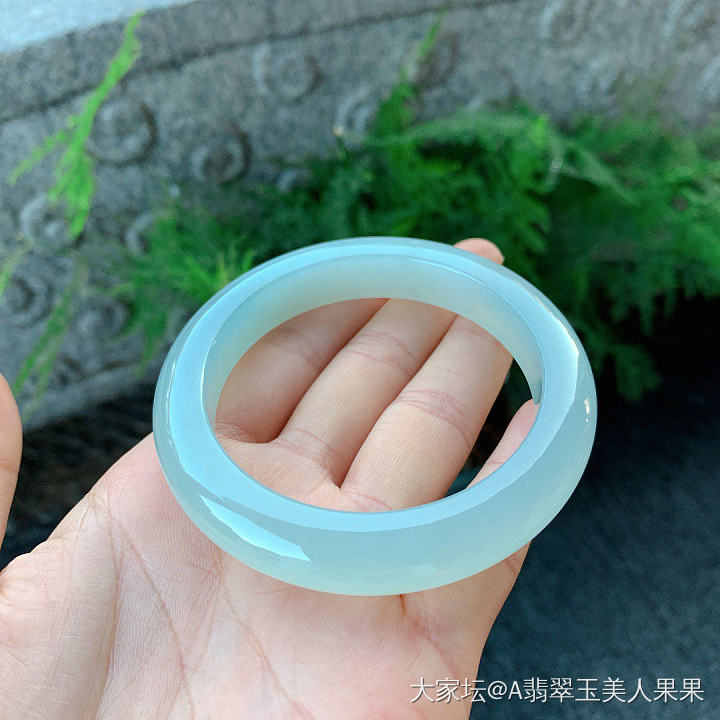 不需要过多装饰，一条美镯足矣！优雅大方，温婉可人，足矣成为人群的焦点✨✨_翡翠