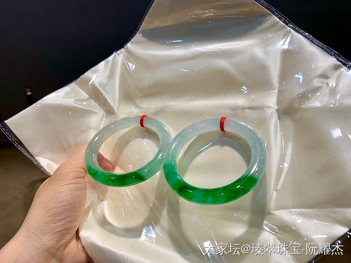翠友们喜欢的冰种阳绿😍
这对颜色种水没的挑_翡翠
