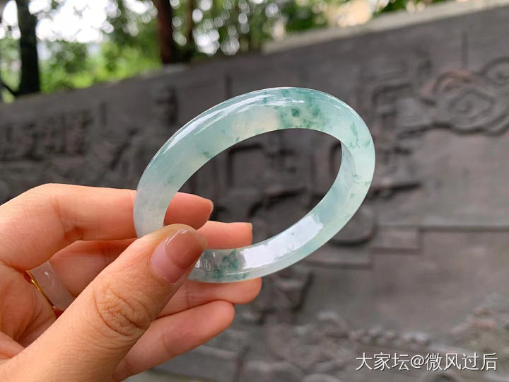 冰种飘花起荧光贵妃翡翠手镯
尺寸：55.7-48-10.4-7.3_翡翠