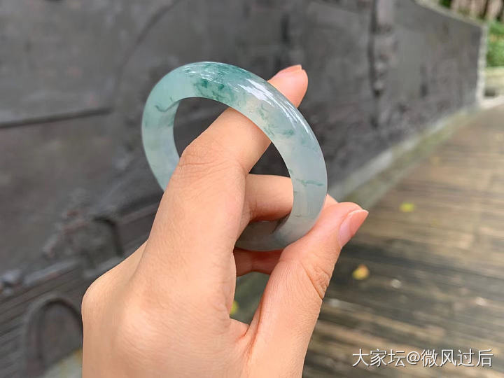 冰种飘花起荧光贵妃翡翠手镯
尺寸：55.7-48-10.4-7.3_翡翠