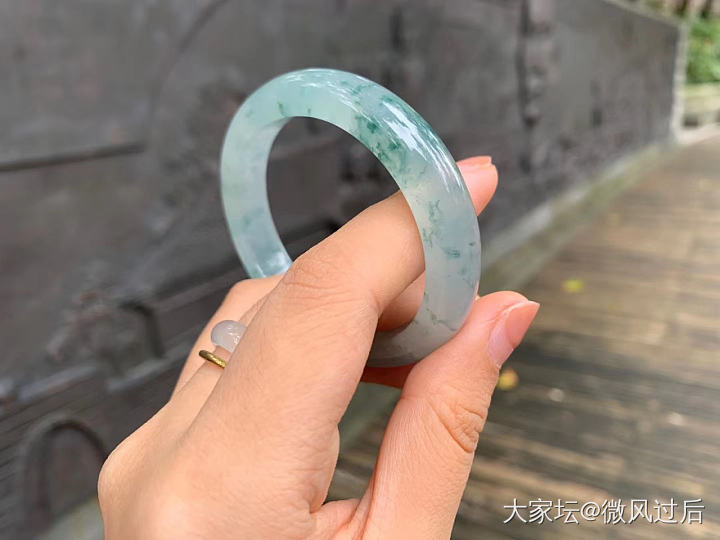 冰种飘花起荧光贵妃翡翠手镯
尺寸：55.7-48-10.4-7.3_翡翠