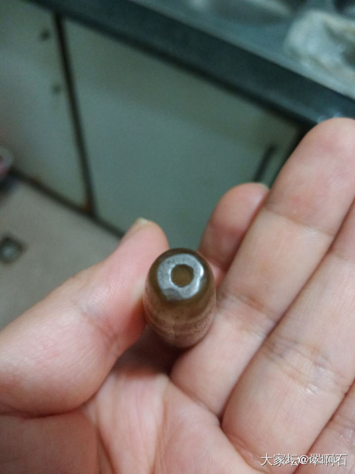 帮忙看看这颗天珠的价值还有年代及名称，谢谢大家，透光看到有个裂痕，不仔细看根本看_天珠