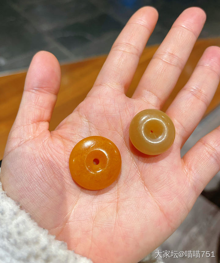 前几天买了两个扣子_琥珀蜜蜡