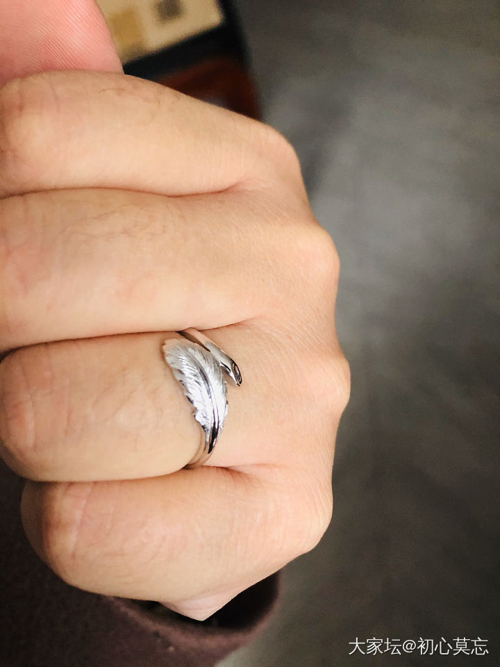 羽毛戒指，校长家的福利戒指，感觉带上手都小了😍_铂戒指
