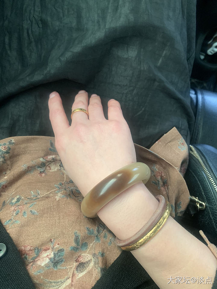镯子的颜色和衣服很和谐哈哈哈😆_搭配和田玉