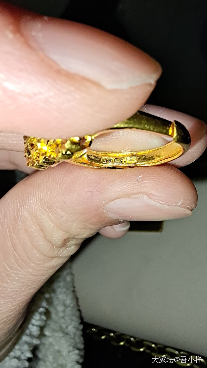 在闲🐠淘了个二手戒指，375一克，5.49克，成色很新，看钢印像是六福的，收到后..._金