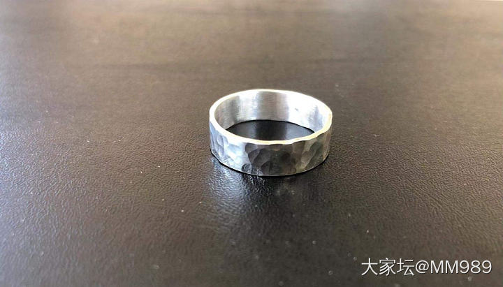 朋友自己做的锤纹戒指，大家觉得好看吗？_银
