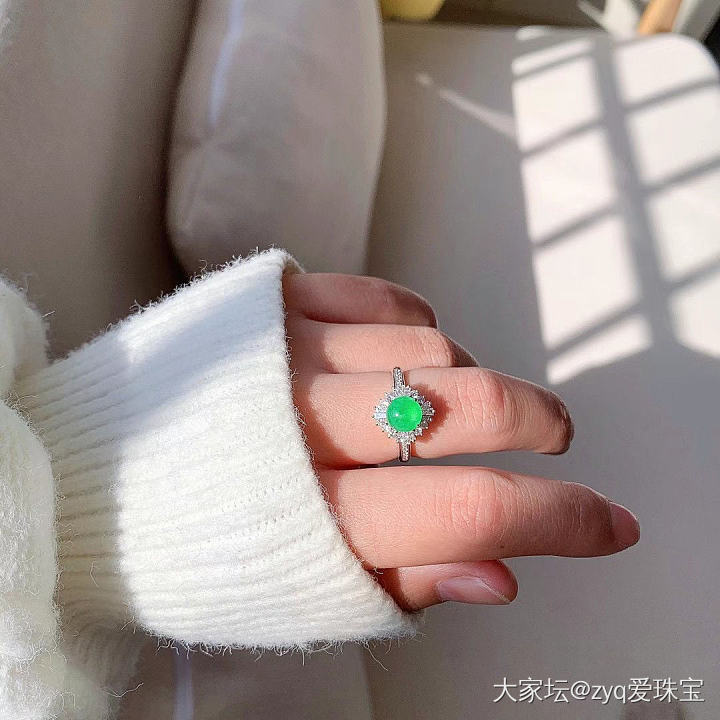 翡翠冰绿戒指一枚