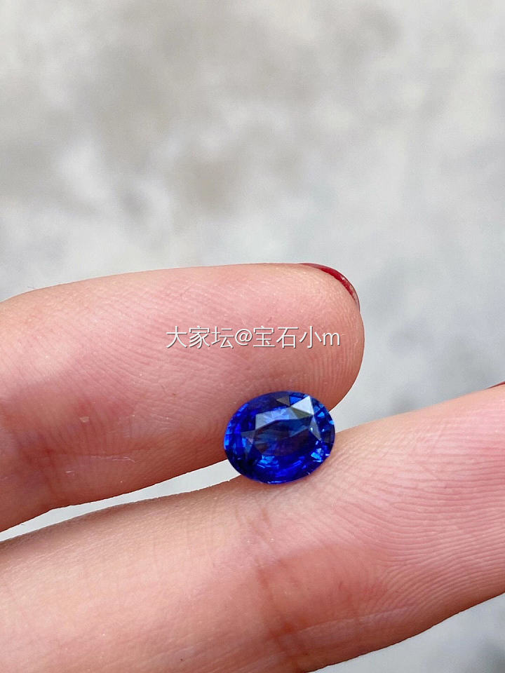 天然皇家蓝蓝宝石，1.23ct，肉眼可见一点包裹体。_名贵宝石