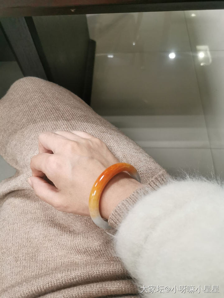 今天戴红翡镯子_手镯翡翠
