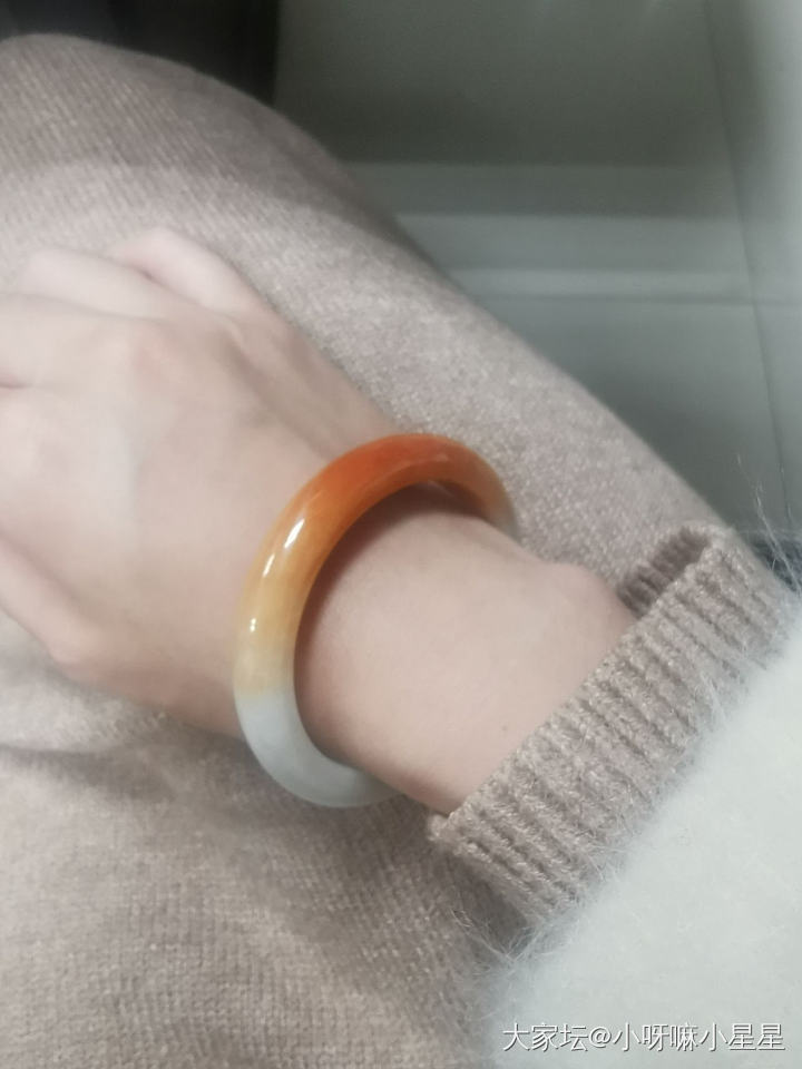 今天戴红翡镯子_手镯翡翠