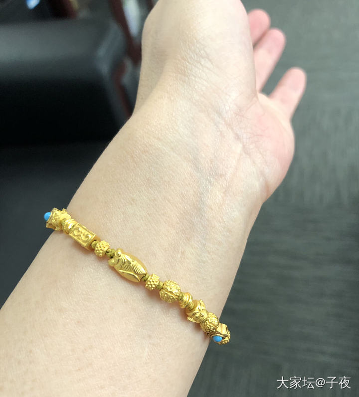 手串的好处是：随意变化、时时常新_搭配金