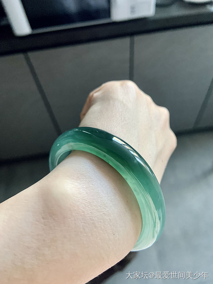 之前问的镯子拿回来鉴赏了！_手镯翡翠